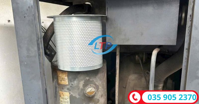 kỹ thuật viên thay lọc tách dầu máy nén khí tại kcn Long Thành - Lộc Thiên Phát