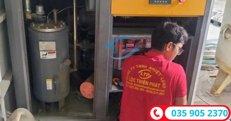 kỸ THUẬT VIÊN ĐANG BẢO DƯỠNG MÁY NÉN KHÍ