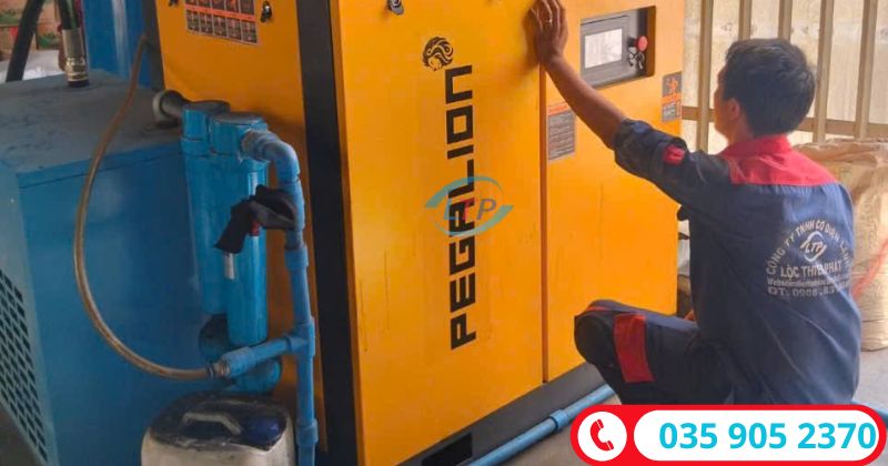 kỹ thuật viên lộc thiên phát chỉnh áp máy nén khí