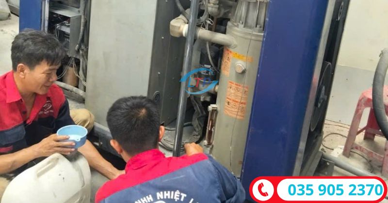 Kỹ thuật viên đang kiểm tra dầu máy nén khí