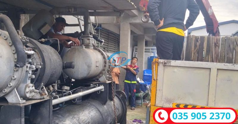 Tháo gỡ chiller cũ để thanh lý