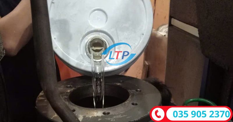 Kỹ thuật viên thay dầu máy nén khí Kobelco