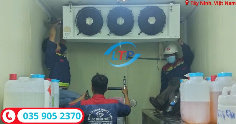 kỹ thuật viên đang kiểm tra kho lạnh tại Tây Ninh-lộc Thiên Phát