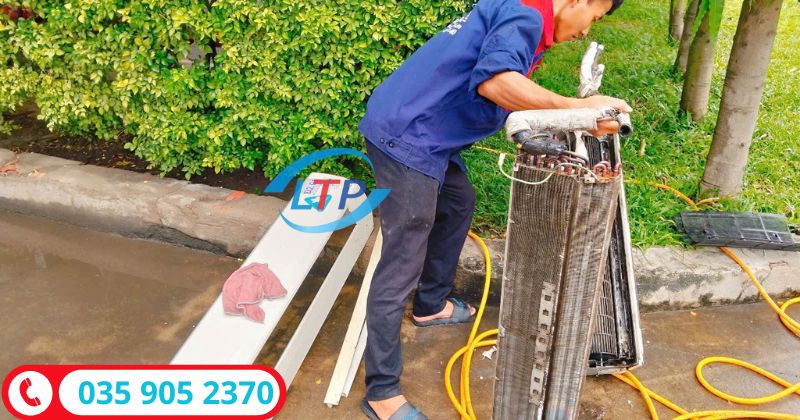 tháo dàn vệ sinh chuyên sâu máy lạnh treo tường-lộc thiên phát